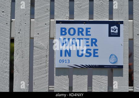 Schild „Bore Water in use“, Wohnanlage, Townsville, Queensland, Australien, Oktober 2017 Stockfoto