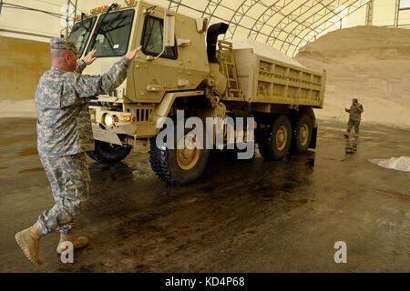 30 South Carolina Army National Guard Muldenkipper Unterstützung schleppen Operationen als Reaktion auf eine Anfrage der s.c. Verkehrsministerium zu 600 Tonnen Streusalz von der Charleston Meersalz Anlage zu Columbia Transport, der Eissturm, der Staat feb 11-12 betroffen. Mehr als 180 Soldaten wurden auf den aktiven Dienst in der Sturm zu reagieren nach der Erklärung des Ausnahmezustands durch reg. Nikki haley May, 11, 2014. (Us Air National Guard Foto von Tech. sgt Jorge intriago/freigegeben) Stockfoto