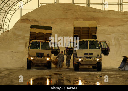 30 South Carolina Army National Guard Muldenkipper Unterstützung schleppen Operationen als Reaktion auf eine Anfrage der s.c. Verkehrsministerium zu 600 Tonnen Streusalz von der Charleston Meersalz Anlage zu Columbia Transport, der Eissturm, der Staat feb 11-12 betroffen. Mehr als 180 Soldaten wurden auf den aktiven Dienst in der Sturm zu reagieren nach der Erklärung des Ausnahmezustands durch reg. Nikki haley May, 11, 2014. (Us Air National Guard Foto von Tech. sgt Jorge intriago/freigegeben) Stockfoto