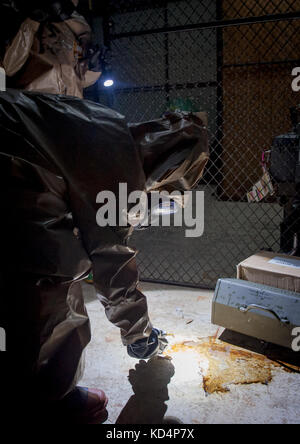 Soldaten, die in den 108 Chemical Co. und der 43. Der Support Team, s.c. Army National Guard, Durchführung von Site Survey Training für die Detektion von chemischen Gefahren während der jährlichen Ausbildung in North Charleston, S. C., Feb. 24, 2016. Das Training hilft Soldaten in der Probenahme und der Umgang mit kontaminierten Anlagen Verfahren sowie die Prüfmittel der Einheit tüchtig zu bleiben. (U.s. Army National Guard Foto von Sgt. Brian Calhoun, 108 öffentliche Angelegenheiten det/freigegeben) Stockfoto