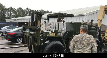 Südcarolina Army National Guard Soldaten mit der 111 signal Unternehmen vorbereiten, mit der Flut von Aktionen zur Wiederherstellung der ÜLG zu unterstützen. 4, 2015. (Mit freundlicher Genehmigung von Foto) Stockfoto