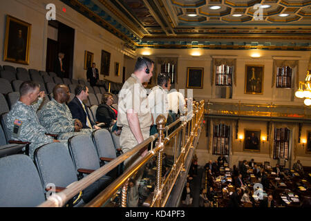 Judge Advocate Generals mit der Republik Kolumbien bewaffnete Kräfte werden von South Carolina National Guard jag Mitglieder in Columbia, S.C., Mai 18-22, 2015 als Teil der staatlichen Partnerschaft Programm der nationalen Schutz. Der Kolumbianer besucht Supreme Court und South Carolina State House, wo Sie mit staatlichen Gesetzgeber und die Mitglieder der Delegation des Kongresses der Staat met., ihren Besuch auch eine Tour von gemeinsamen Aktionen des s.c. National Guard Zentrum mit dem s.c. Emergency Management Abteilung. (Us Air National Guard Foto von Tech. Sgt. Jorge intriago/freigegeben) Stockfoto