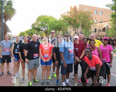 Mitglieder der South Carolina National Guard und Soldaten aus Fort Jackson nahm an der Stephen Siller tunnel Türme 5k laufen und gehen in Columbia, S.C., sept. 18., 2015. Die 5k laufen und laufen Serie ist eines der Programme, die von Stephen Siller tunnel Türme Foundation, die versucht, die Erinnerung an den Feuerwehrmann Stephen Siller durch Unterstützung von First Responder und Service Mitglieder zu ehren. (Mit freundlicher Genehmigung von Foto) Stockfoto