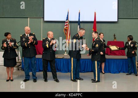 Staff Sgt. jesse mullinax, 218 regionale Training Institute, erhält seine Trophäe aus staatlichen Befehl Sgt. maj. Robert brickley, für Sein die oben noncommissioned officer Konkurrent. Er fortfahren wird s.c. im regionalen Wettbewerb zu repräsentieren. Stockfoto