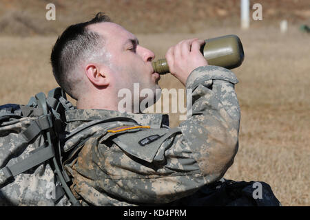 Staff Sgt. jesse mullinax, 218 Regiment (Führung) und Sieger in der noncommissioned officer Division der 2013 scng besten Krieger Wettbewerb nach einem äußerst strapaziösen 6-mile ruck März dabe.... Der Wettbewerb wurde gehalten, Feb. 14-17 am mccrady Training Center in Eastover, s.c. (South Carolina National Guard Foto von Sgt. Brad mincey - freigegeben) Stockfoto