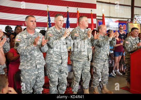 Soldaten der US-Armee in der 1223. Ingenieurgesellschaft, S.C. Army National Guard, kehren von einer einjährigen Mobilisierung und Entsendung nach Afghanistan zurück. Hunderte von Familie und Freunden begrüßten die Mitglieder der Garde während einer Heimkehr-Zeremonie am Eagle Aviation Terminal, Columbia Metropolitan Airport in West Columbia, S.C., 14. Mai 2014. (USA Foto der Nationalgarde der Armee von Maj. Cindi King/veröffentlicht) Stockfoto