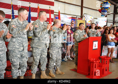 Soldaten der US-Armee in der 1223. Ingenieurgesellschaft, S.C. Army National Guard, kehren von einer einjährigen Mobilisierung und Entsendung nach Afghanistan zurück. Hunderte von Familie und Freunden begrüßten die Mitglieder der Garde während einer Heimkehr-Zeremonie am Eagle Aviation Terminal, Columbia Metropolitan Airport in West Columbia, S.C., 14. Mai 2014. (USA Foto der Nationalgarde der Armee von Maj. Cindi King/veröffentlicht) Stockfoto