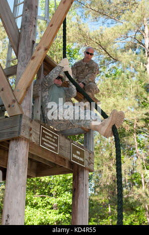 Ein Südcarolina Army National Guard Soldat 4 Bataillon zugeordnet, 118 Infanterie Regiment, 218 Manöver Verbesserung der Feuerwehr hält sich stationär bei schnellen Seil insertion exfiltration System (Pommes frites) Ausbildung bei mccrady Training Center, der eastover, s.c., 17. Mai 2014. Soldaten aus 7 Special forces Group (airborne), ausgebildete ca. 100 4-118 th in Mrd. Soldaten auf die korrekte Pommes Technik im Laufe des Wochenendes. (U.s. Army National Guard Foto von Sgt. 1. klasse Kimberly d. Stollen/freigegeben) Stockfoto