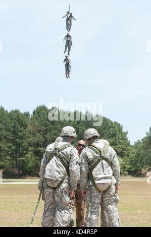 Ein Soldat der US-Armee in den 7 Special forces Group (airborne) bereitet Südcarolina Army National Guard Soldaten zum 4 Bataillon zugeordnet, 118 Infanterie Regiment, während spezielle Insertion exfiltration System (Spione) Ausbildung bei mccrady Training Center, der eastover, s. c. zugewiesen, 17. Mai 2014. Soldaten im Hintergrund vorbereiten für die Landung von Spionen Ausbildung als 160 Special Operations aviation Regiment (airborne), senkt sie zu Boden. (U.s. Army National Guard Foto von Sgt. 1. klasse Kimberly d. Stollen/freigegeben) Stockfoto