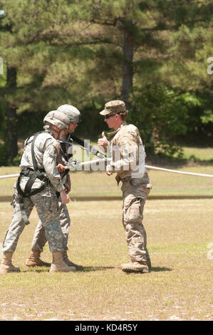 Ein Soldat der US-Armee zu Alpha Company, 2.BATAILLON zugeordnet, 7th Special forces Group (airborne) überprüft die Soldaten der 4. Bataillon zugeordnet, 118 Infanterie Regiment, South Carolina Army National Guard, sind Startbereit während besonderer Insertion exfiltration System (Spione) Ausbildung bei mccrady Training Center, der eastover, s.c., 17. Mai 2014. Das 7 sfg (a) und die 160 Special Operations aviation Regiment (airborne) eine gemeinsame Mission Training ca. 100 4-118 th in Mrd. Soldaten während Ihrer scarng bohren Wochenende unterstützt. (U.s. Army National Guard Foto von Sgt. 1. klasse Kimberly Stockfoto