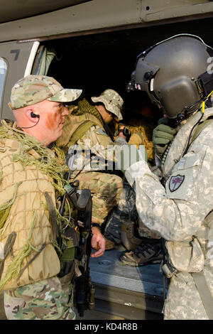 Us-Armee Soldaten mit s.c.'s Army National Guard 4-118 Infanterie Bataillon, 218 Manöver Verbesserung Brigade, und US Army und US Air Force Special Operations Personal ein UH-60 Black Hawk Aufklärer Ausbildung bei mcentire joint National Guard base durchzuführen, Laden, s.c., 20. Mai 2014. die Bestandteile von South Carolina Armee und Air National Guard, US Army und US Air Force Special Operations, und Kolumbien Polizei Abteilung s.w.a.t., Urban Assault Ausbildung die Spezialeinsatzkräfte und National Guard Vermögenswerte nebeneinander zu arbeiten, während der Ausbildung in einem städtischen Enviro Stockfoto