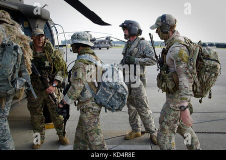 Us-Armee Soldaten mit s.c.'s Army National Guard 4-118 Infanterie Bataillon, 218 Manöver Verbesserung Brigade, und US Army und US Air Force Special Operations Personal ein UH-60 Black Hawk Aufklärer Ausbildung bei mcentire joint National Guard base durchzuführen, Laden, s.c., 20. Mai 2014. die Bestandteile von South Carolina Armee und Air National Guard, US Army und US Air Force Special Operations, und Kolumbien Polizei Abteilung s.w.a.t., Urban Assault Ausbildung die Spezialeinsatzkräfte und National Guard Vermögenswerte nebeneinander zu arbeiten, während der Ausbildung in einem städtischen Enviro Stockfoto