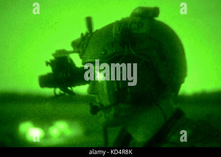 Ein US Air Force joint Endgerät angreifen Controller an das 22. Geschwader zugewiesen spezielle Taktiken durch seine Night Vision sieht so aus, als er Close Air Support Operations bei poinsett elektronische Kampf auf Shaw Air Force Base führt, s.c., 21. Mai 2014. Elemente der South Carolina Armee und Air National Guard, US Army und US Air Force Special Operations, und Kolumbien Polizei Abteilung s.w.a.t., durchgeführt in der Nacht Ausbildung, die Special Operations Forces und die Nationalgarde joint Urban Assault Training erlaubt. (U.s. Army National Guard Foto von Sgt. Brian Calhoun/freigegeben) Stockfoto