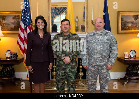 Der Gouverneur von South Carolina Nikki Haley, der kolumbianische Armeegeneral Juan Pablo Rodriguez Barragán, Kommandant der Streitkräfte Kolumbiens, und der US-Armeegeneral Robert E. Livingston, Jr., der Adjutant General von South Carolina, im Gouverneurshaus in Columbia, S.C., 22. September 2014. Barragán besucht South Carolina als Teil eines vom Vorsitzenden des Joint Chief of Staff veranstalteten Gegenübers. Die South Carolina National Guard und das Land Kolumbien haben eine staatliche Partnerschaft unter der National Guard Bureau. (U.S. Air National Guard Foto von Tech. Sgt. Jorge Intriago/Freigegeben) Stockfoto