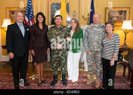 Der kolumbianische Armeegeneral Juan Pablo Rodriguez Barragán, Kommandant der Streitkräfte Kolumbiens, trifft den Gouverneur von South Carolina Nikki Haley im Gouverneurshaus in Columbia, S.C., 22. September 2014. Barragán besucht South Carolina als Teil eines vom Vorsitzenden des Joint Chief of Staff veranstalteten Gegenübers. Die South Carolina National Guard und das Land Kolumbien haben eine staatliche Partnerschaft unter der National Guard Bureau. (U.S. Air National Guard Foto von Tech. Sgt. Jorge Intriago/Freigegeben) Stockfoto