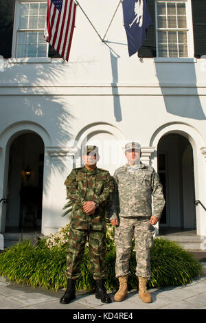 Der kolumbianische Armeegeneral Juan Pablo Rodriguez Barragán, Kommandant der Streitkräfte Kolumbiens, und der Generaladjutant der US-Armee, General Robert E. Livingston, Jr., im Gouverneurssitz in Columbia, S.C., 22. September 2014. Barragán besucht South Carolina als Teil eines vom Vorsitzenden des Joint Chief of Staff veranstalteten Gegenübers. Die South Carolina National Guard und das Land Kolumbien haben eine staatliche Partnerschaft unter der National Guard Bureau. (U.S. Air National Guard Foto von Tech. Sgt. Jorge Intriago/Freigegeben) Stockfoto