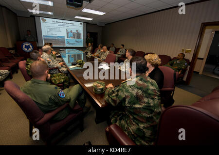 Der kolumbianische Armeegeneral Juan Pablo Rodriguez Barragán, Kommandant der Streitkräfte Kolumbiens, besucht die South Carolina National Guard in Columbia, S.C., 22. September 2014. Barragán besucht South Carolina als Teil eines vom Vorsitzenden des Joint Chief of Staff veranstalteten Gegenübers. Die South Carolina National Guard und das Land Kolumbien haben eine staatliche Partnerschaft unter dem National Guard Bureau. (USA Air National Guard Foto von Tech. Sgt. Jorge Intriago/Freigegeben) Stockfoto