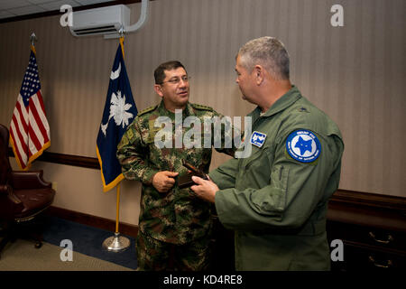 Der kolumbianische Armeegeneral Juan Pablo Rodriguez Barragán, Kommandant der Streitkräfte Kolumbiens, besucht die South Carolina National Guard in Columbia, S.C., 22. September 2014. Barragán besucht South Carolina als Teil eines vom Vorsitzenden des Joint Chief of Staff veranstalteten Gegenübers. Die South Carolina National Guard und das Land Kolumbien haben eine staatliche Partnerschaft unter dem National Guard Bureau. (USA Air National Guard Foto von Tech. Sgt. Jorge Intriago/Freigegeben) Stockfoto