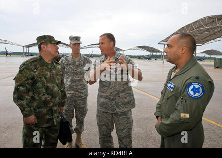 Der kolumbianische Armeegeneral Juan Pablo Rodriguez Barragán, Kommandant der Streitkräfte Kolumbiens, besucht die South Carolina National Guard in Columbia, S.C., 22. September 2014. Barragán besucht South Carolina als Teil eines vom Vorsitzenden des Joint Chief of Staff veranstalteten Gegenübers. Die South Carolina National Guard und das Land Kolumbien haben eine staatliche Partnerschaft unter dem National Guard Bureau. (USA Air National Guard Foto von Tech. Sgt. Jorge Intriago/Freigegeben) Stockfoto