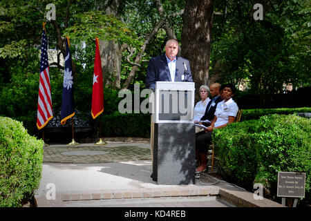 Brig.gen.r. van mccarty, stellvertretender Adjutant General für die s.c. der National Guard, spricht zu den Müttern der Gefallenen service Mitglieder und bietet Worte der Ermutigung und Dankbarkeit im Governor's Mansion, sept. 27, 2014, während einer Zusammenkunft der Gold Star Mütter und Familien. Fast 60 Mitglieder anwesend als Verkündigung, von US-Präsident Barack Obama und s.c. Gouverneur nikki Haley unterzeichnet wurden, wurde lesen Sie benennenden sept. 28, 2014 als Gold Star Mütter und Familien. (U.s. Army National Guard Foto von Sgt. Brian Calhoun/freigegeben) Stockfoto