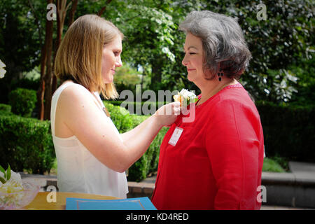 Elizabeth Warren, s.c. Army National Guard Survivor aufsuchende Dienste Koordinator, Stifte eine Corsage auf Ms. Diane Rawl, ihr Sohn, US Army 1st lt zu ehren. Ryan d. Rawl, im Governor's Mansion, sept. 27, 2014, während einer Zusammenkunft der Gold Star Mütter und Familien. Fast 60 Mitglieder anwesend als Verkündigung, von US-Präsident Barack Obama und s.c. Gouverneur nikki Haley unterzeichnet wurden, wurde lesen Sie benennenden sept. 28, 2014 als Gold Star Mütter und Familien. (Foto von Sgt. Brian Calhoun/freigegeben) Stockfoto