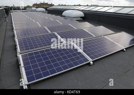 PV-Sonnenkollektoren auf dem Dach einer neuen Schule in Hornechurch, Ost-London Stockfoto