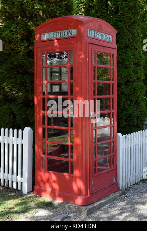 Traditionelle britische K 2 rote Telefonzelle in ländlicher Umgebung Stockfoto