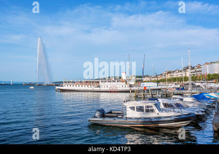 Seeufer durch den Jardin Anglais (englischer Garten), gegenüber der "Jet d'Eau" und "Geneve" Tretboot, Genf (Genève), Genfer See, Schweiz suchen Stockfoto