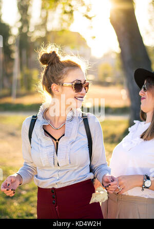 Freundinnen Spaß im Park bei Sonnenuntergang Zeit Stockfoto