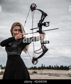 Junge Frau mit einem compoundbogen Stockfoto