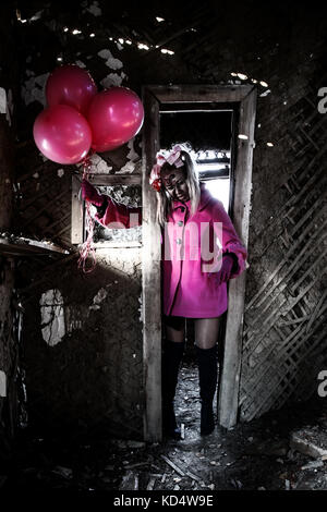 Zombie girl in einem schönen rosa Fell zu Fuß durch die aufgebrochene Tür Stockfoto