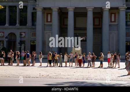 Schlange von Leuten im Museo Nacional del Prado, Madrid, Spanien Stockfoto