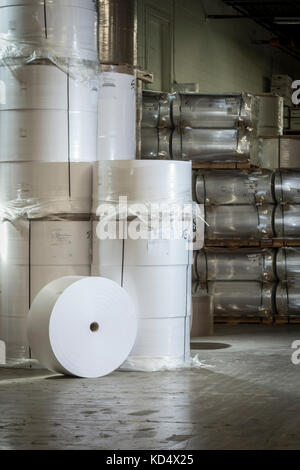 Stapel von Großen weißen Rollen der Industriellen Papier Stockfoto