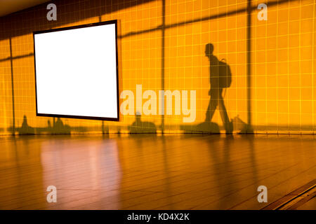 Schatten der Fluggast auf Wand der Flughafen mit leeren Zeichen Stockfoto