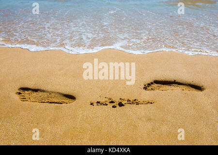 Fußabdrücke auf den Strand und das Meer im Hintergrund. Stockfoto