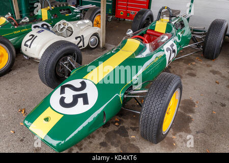 1962 Lotus climax 25 Grand Prix Racer im Fahrerlager garage Am Goodwood Revival 2017, Sussex, UK. glover Trophy Teilnehmer. Stockfoto