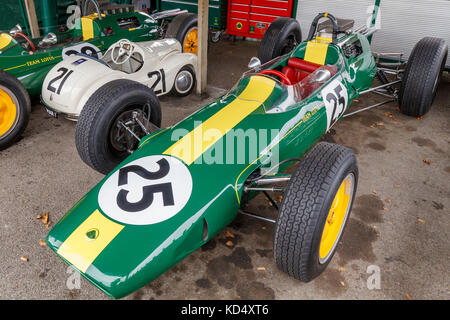 1962 Lotus-Climax 25 Grand Prix Racer in der Fahrerlager-Garage beim Goodwood Revival 2017, Sussex, Großbritannien. Gewinner der Trophäe „Glover“. Stockfoto