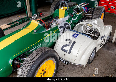 Glover Trophy 1962 Lotus climax 25 Grand Prix Racer und settrington cup Austin j40 im Fahrerlager garage Am Goodwood Revival 2017, Sussex, UK. Stockfoto