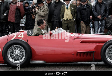 1955 Maserati 250f bewegt sich durch die überfüllten Paddock Bereich am Goodwood Revival 2017, Sussex, UK. Richmond Trophy Teilnehmer. Stockfoto