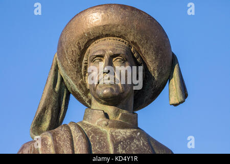 Eine Statue von Infante d. Henrique, auch als Prinz Heinrich der Seefahrer, in der historischen Altstadt von Lagos, Portugal bekannt. Stockfoto