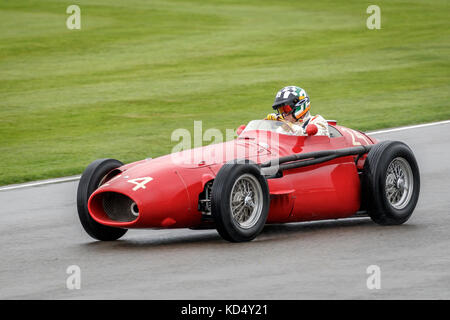 1955 Maserati 250F mit Sam Wilson während des Richmond Trophy Rennens beim Goodwood Revival 2017 in Sussex, UK. Stockfoto