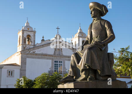 Eine Statue von Infante d. Henrique, auch als Prinz Heinrich der Seefahrer, in der historischen Altstadt von Lagos, Portugal bekannt. Igreja de Santa Maria Stockfoto