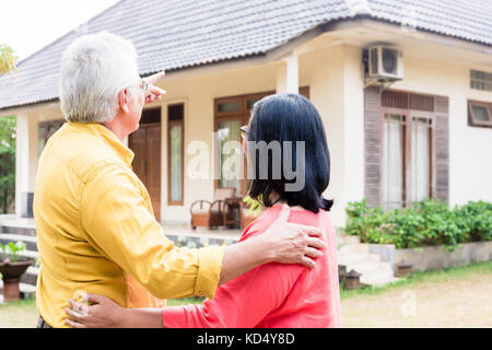 Ältere Menschen, die auf ein komfortables Wohnhaus während St Stockfoto