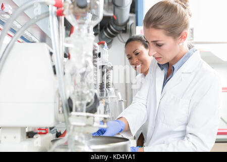 Gruppe von Wissenschaftlern mit Handschuhe und Kleider im Labor Stockfoto