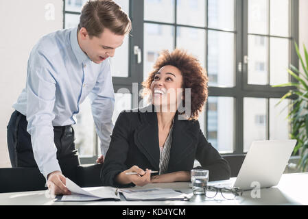 Supervisor Kontrolle Statistiken und zur Erläuterung der Ergebnisse Stockfoto