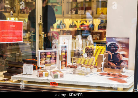 Brüssel, Belgien - 26. August 2017: Auswahl traditioneller belgischer Schokolade im Schaufenster eines Süßwarengeschäfts der Marke Neuhaus im Galeri Stockfoto