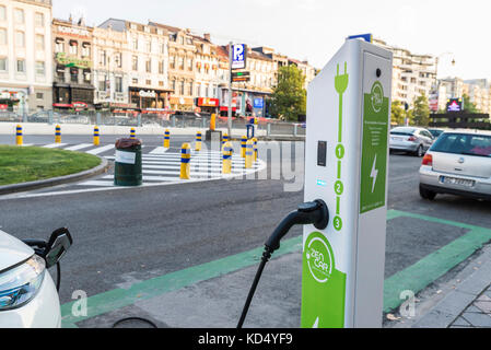 Brüssel, Belgien - 27 August 2017: Elektroauto Aufladen der Batterien zum Aufladen der Firma zen Auto auf einer Straße in Brüssel, Belgien Stockfoto