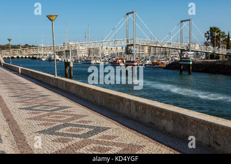 Lagos, Portugal - 10. September 2017: Ein Blick auf die Fußgängerzone zugbrücke an der Marina de Lagos an der Algarve, Portugal, am 10. September 2017. Stockfoto