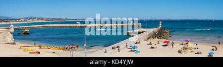 Ein Blick in die Sehenswürdigkeiten von Batata Strand, Forte da Ponta da Bandeira und der Marina de Lagos in der Algarve in Portugal. Stockfoto