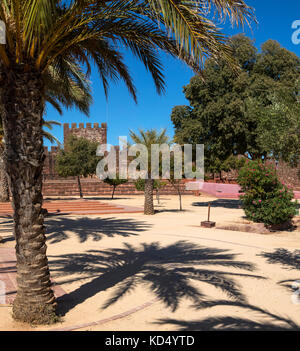 Ein Blick in die Burg von Silves, in der historischen und wunderschönen Stadt Silves in Portugal. Stockfoto